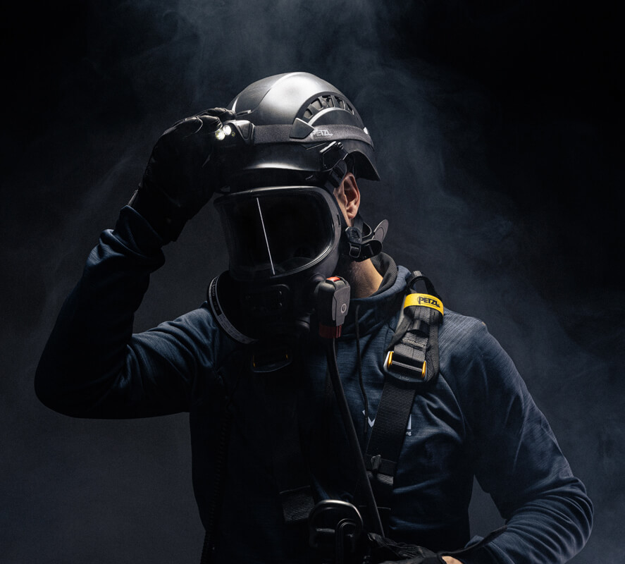 arbetare justerar sin pannlampa