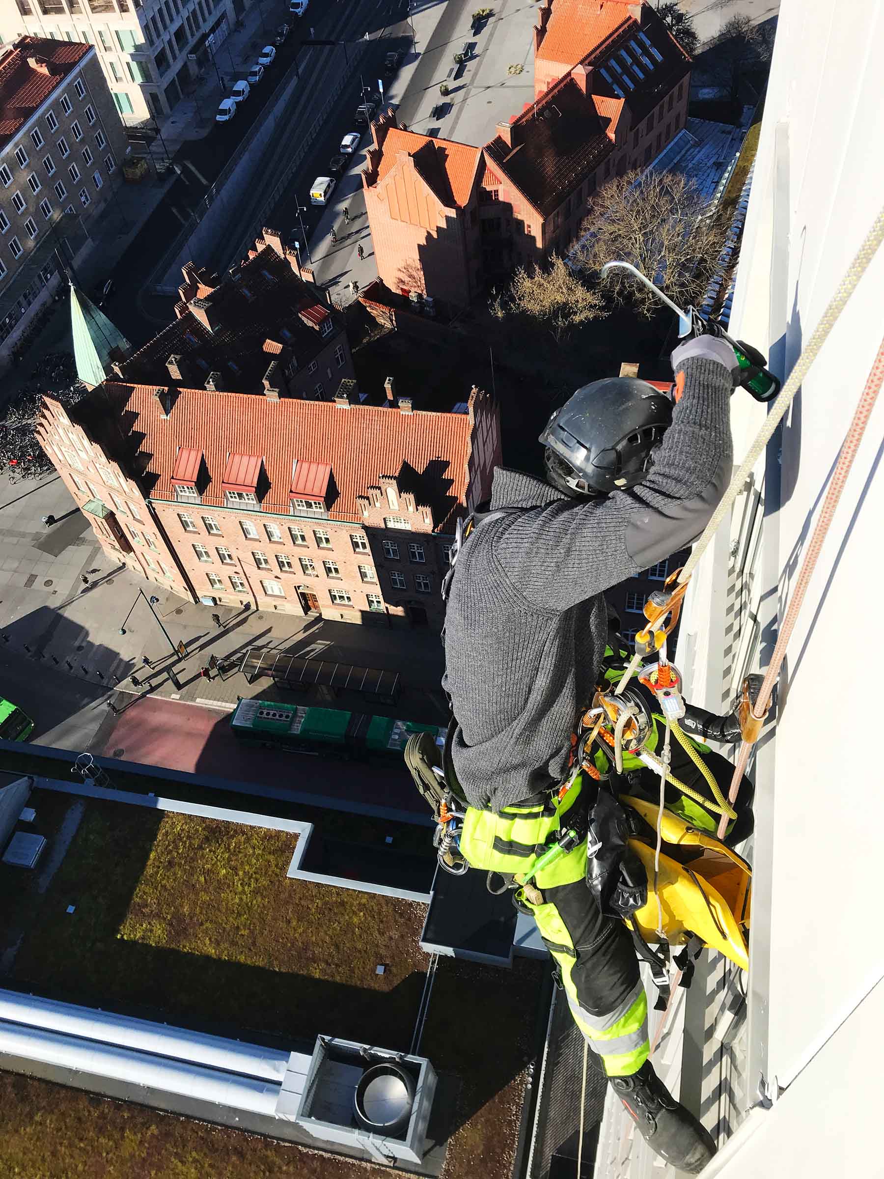 Hängande arbetare i sele