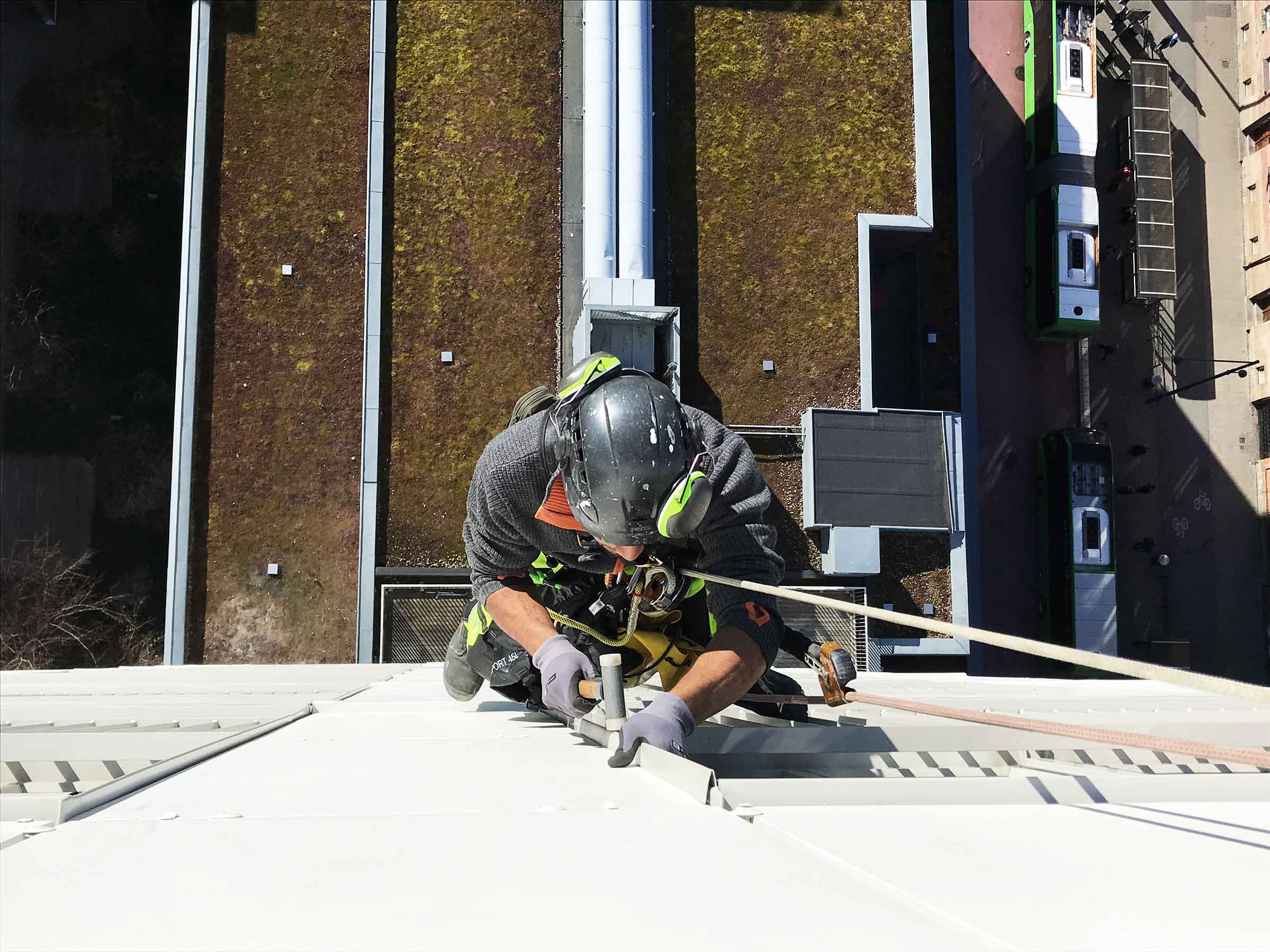 hängandes arbetare som gör plåtarbete