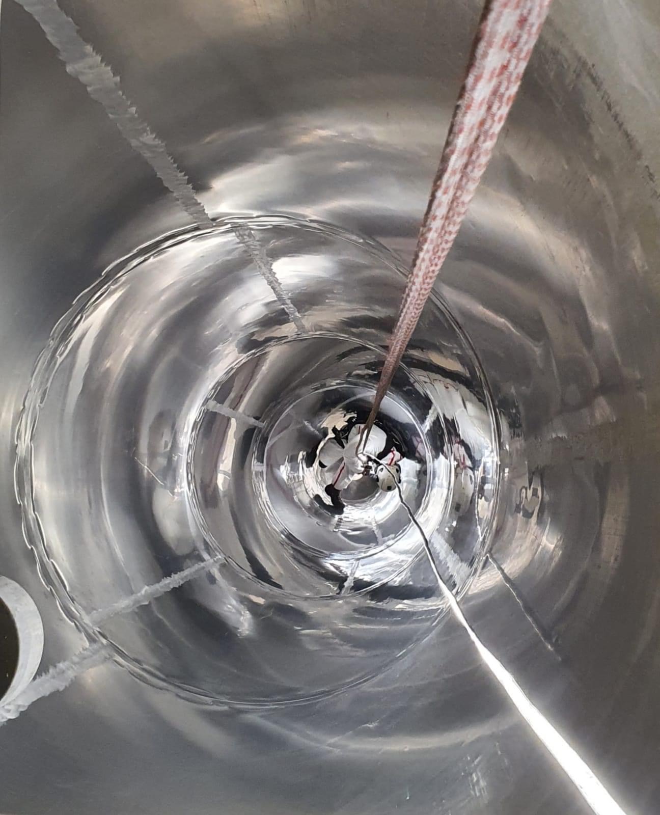 arbetare man med sele för att utföra arbete på skyskrapa