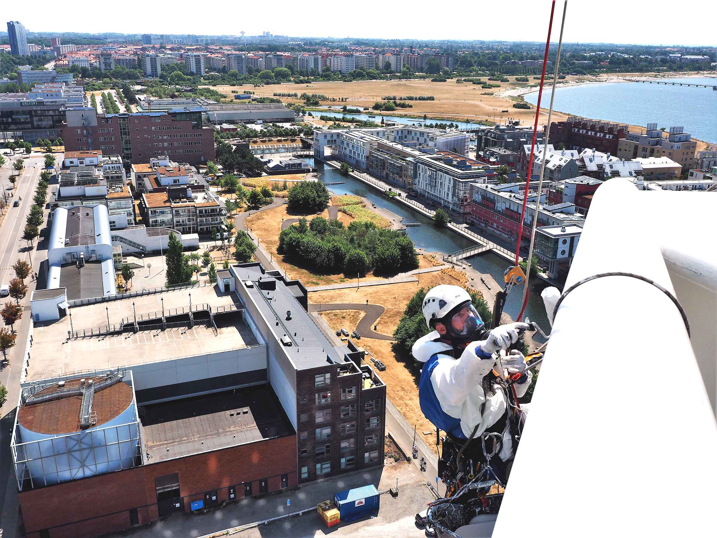 svartvit bild på hängande arbetare i sele