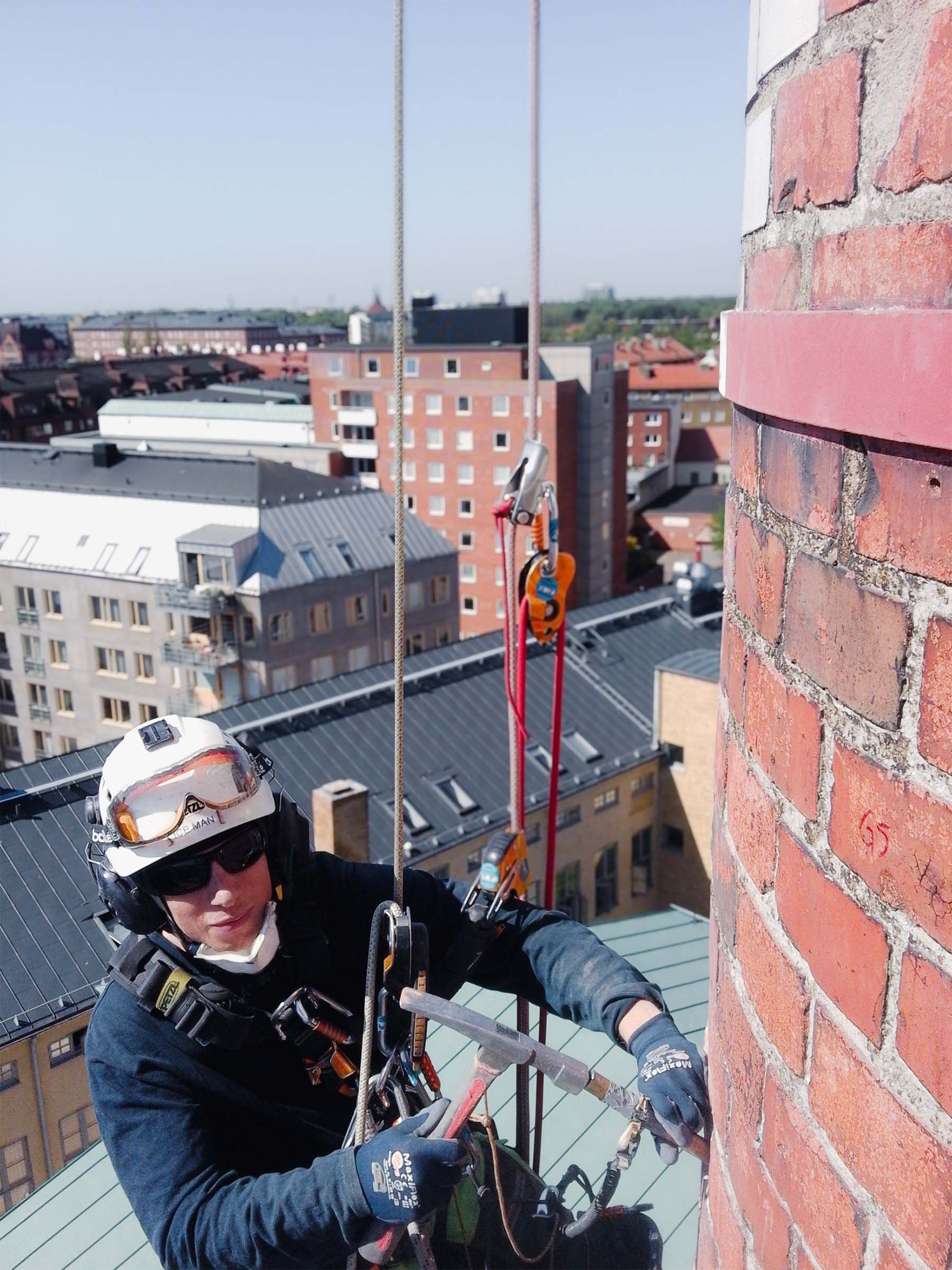 svartvit bild på hängande arbetare i sele