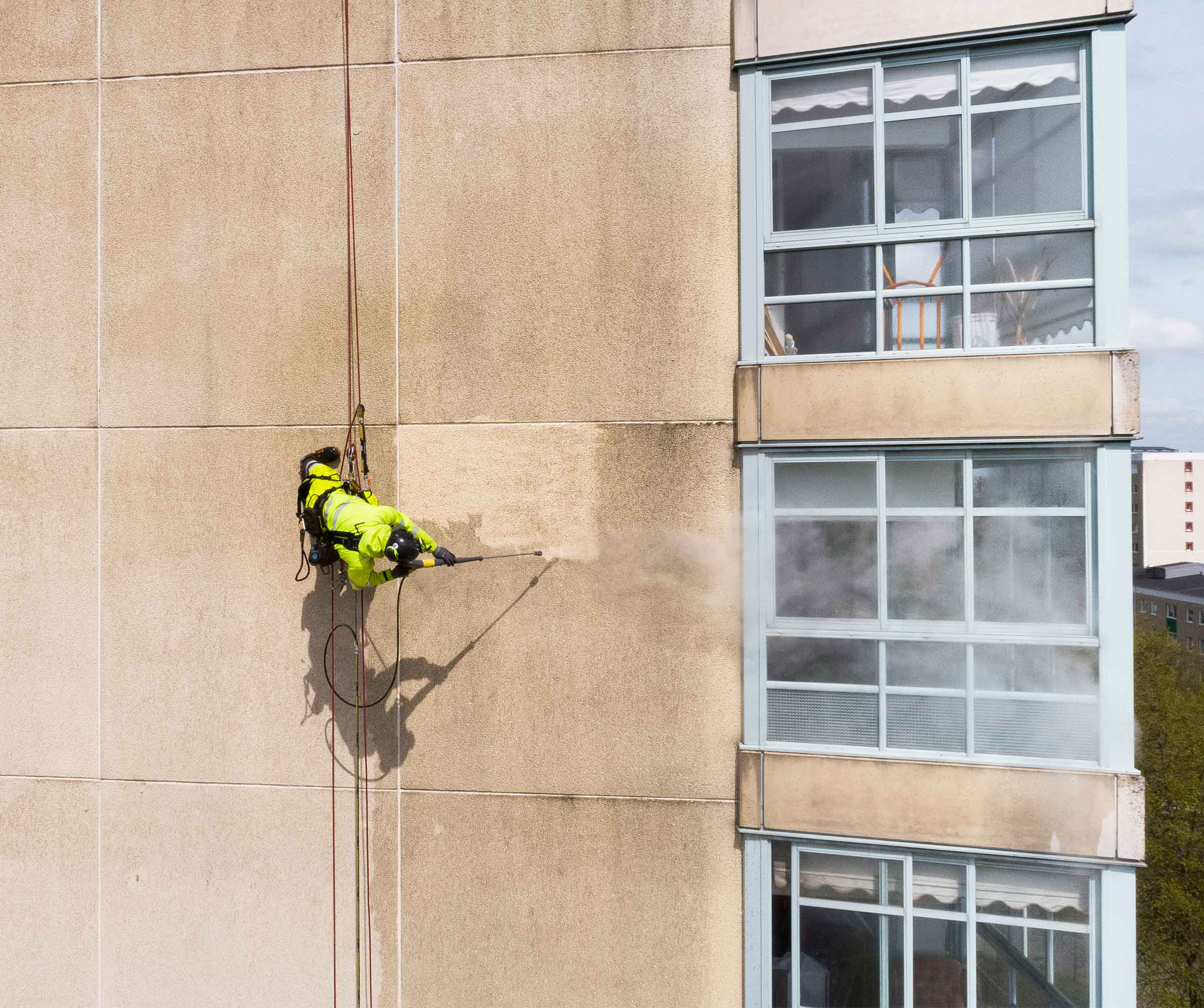 män hängandes i arbete