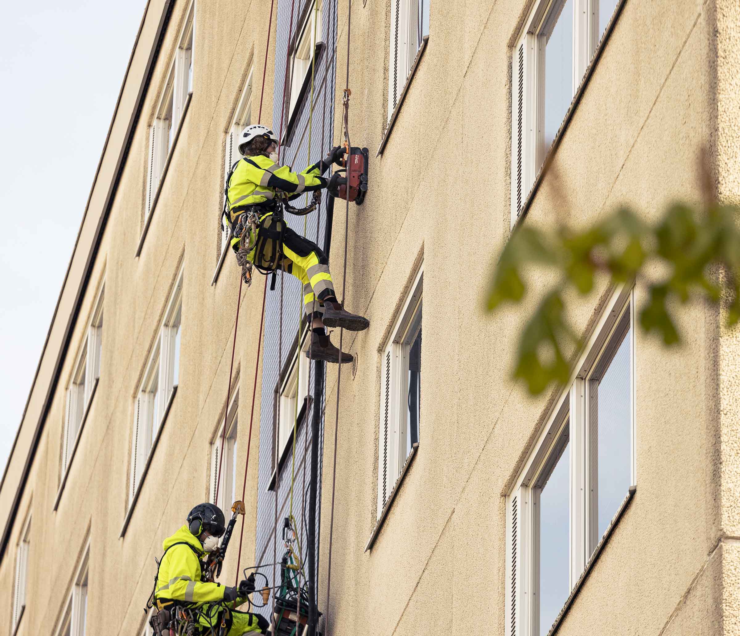 män hängandes i arbete