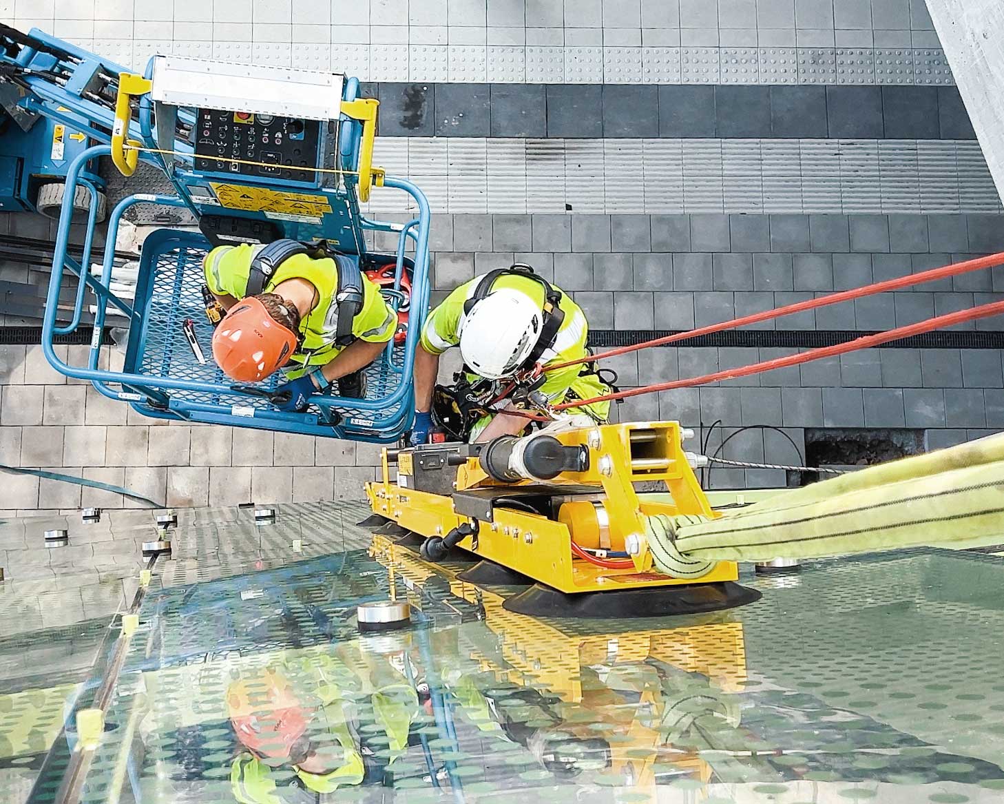 arbete på glasvägg