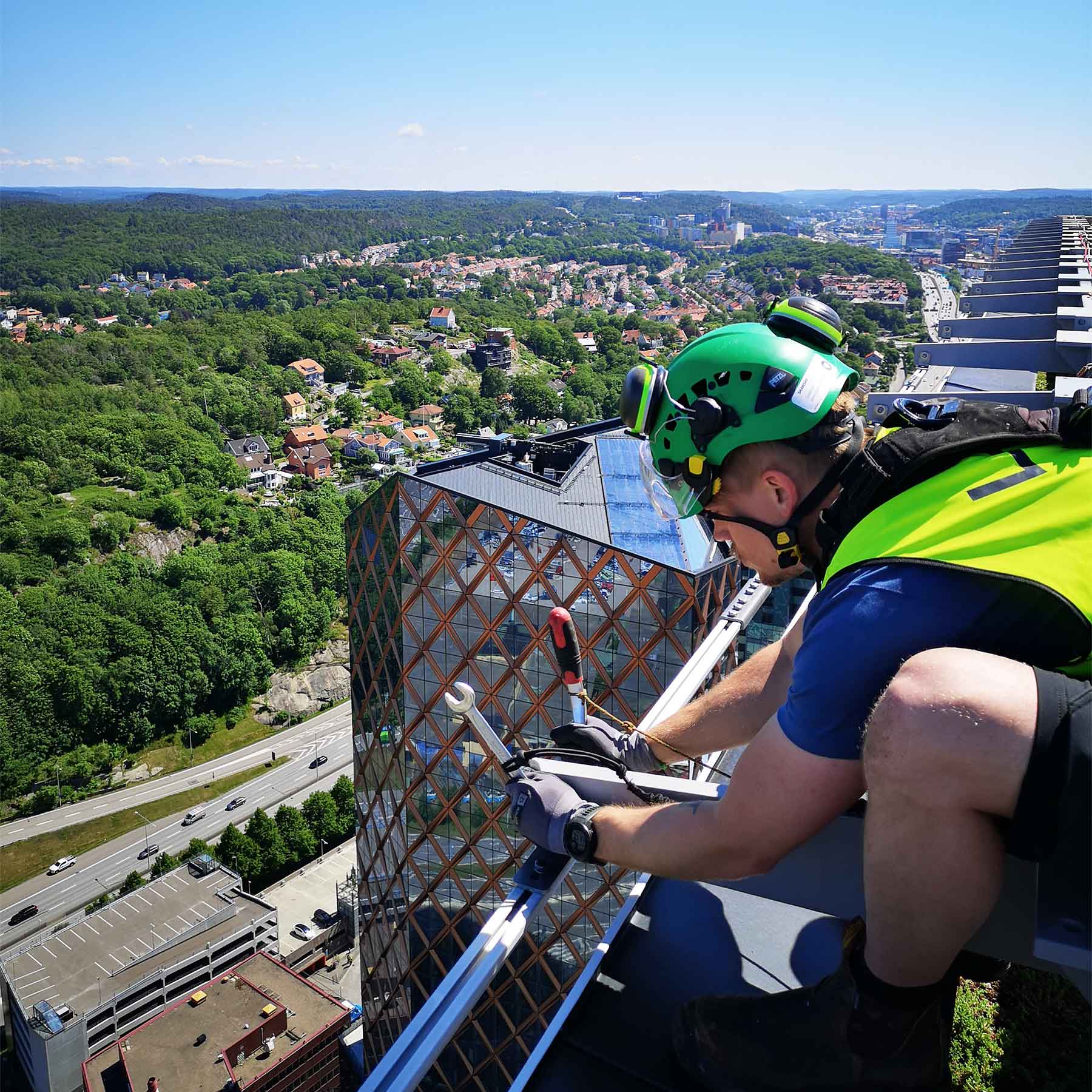 man arbetande på tak