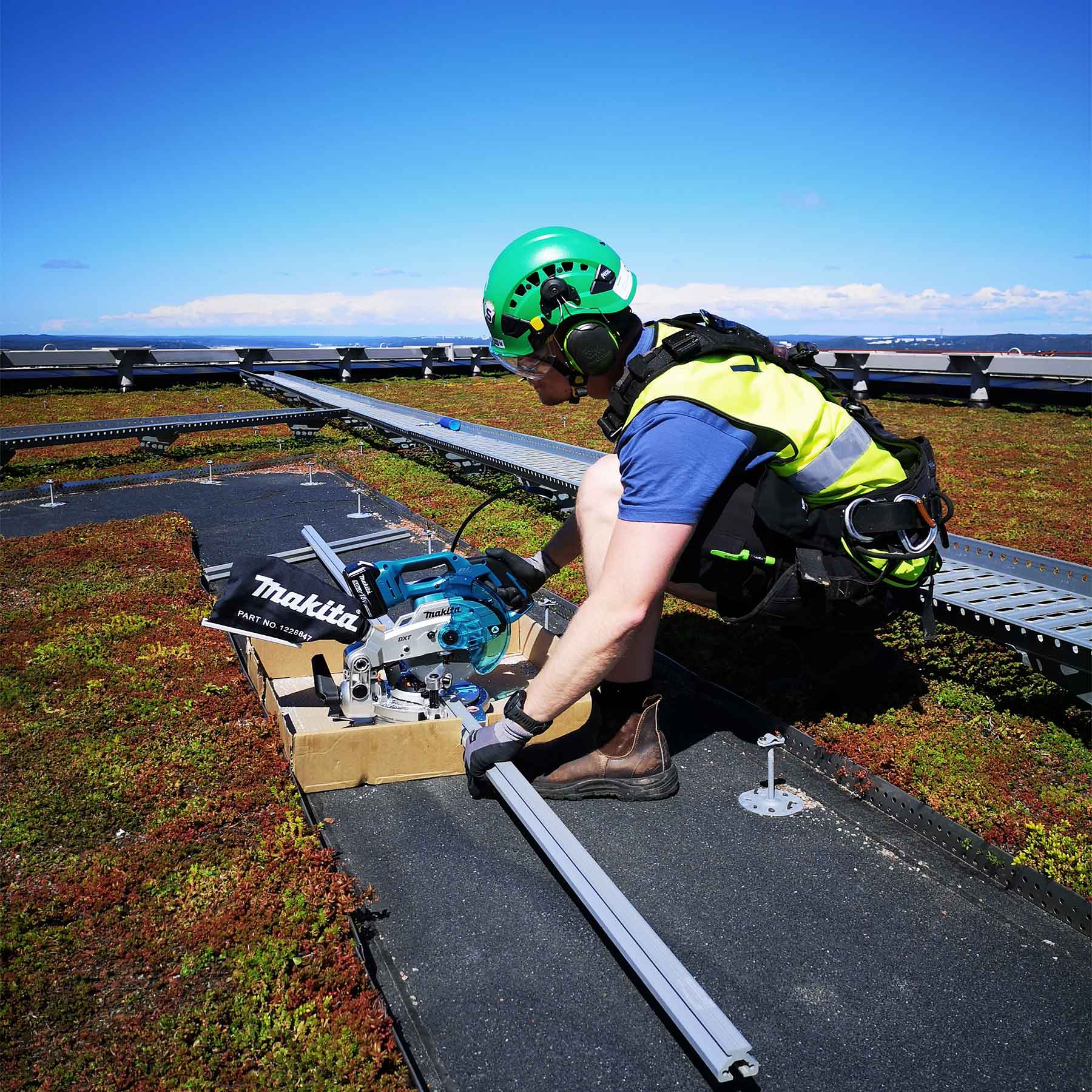 man arbetande på tak