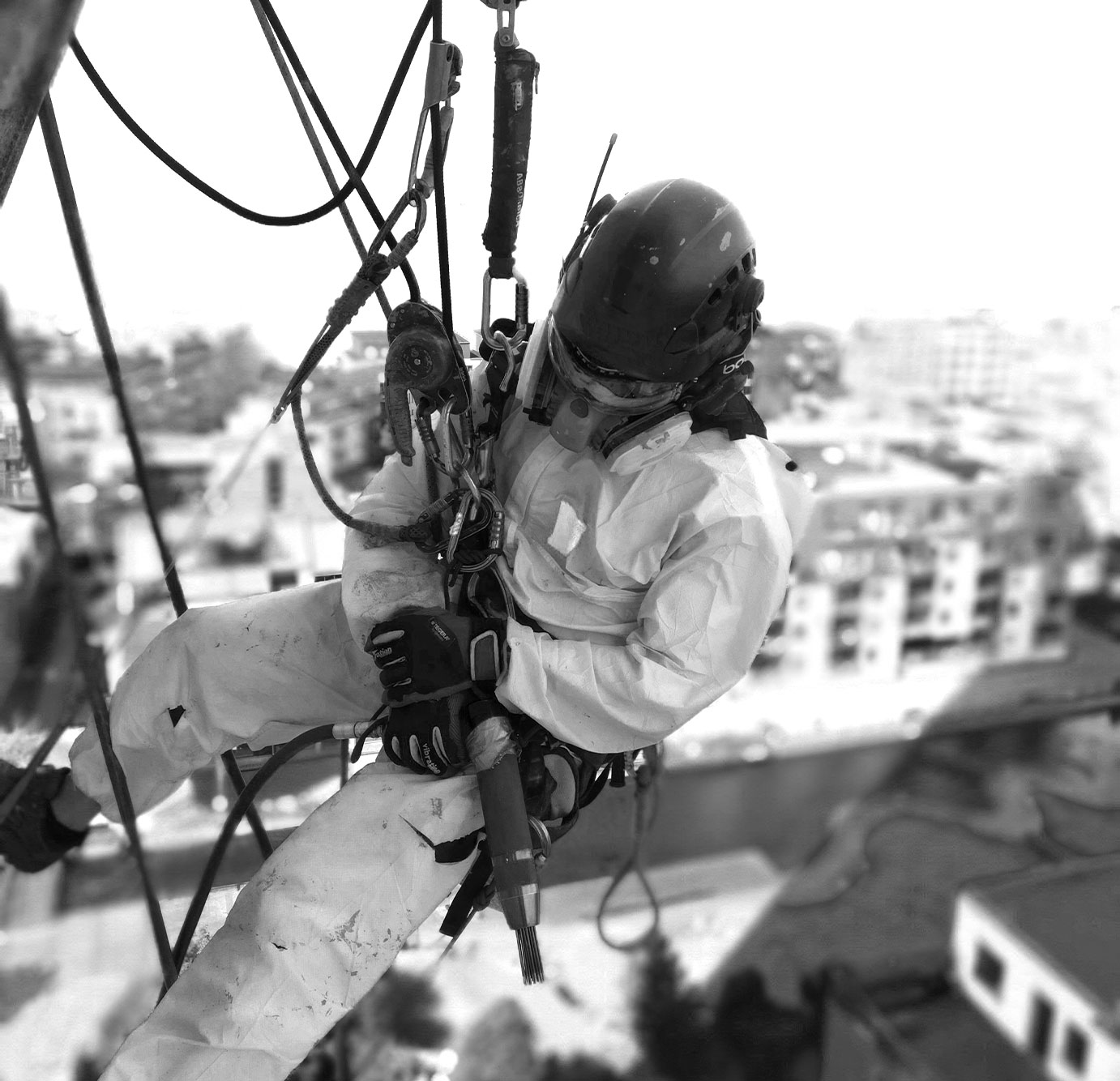 arbetare man med sele för att utföra arbete på skyskrapa