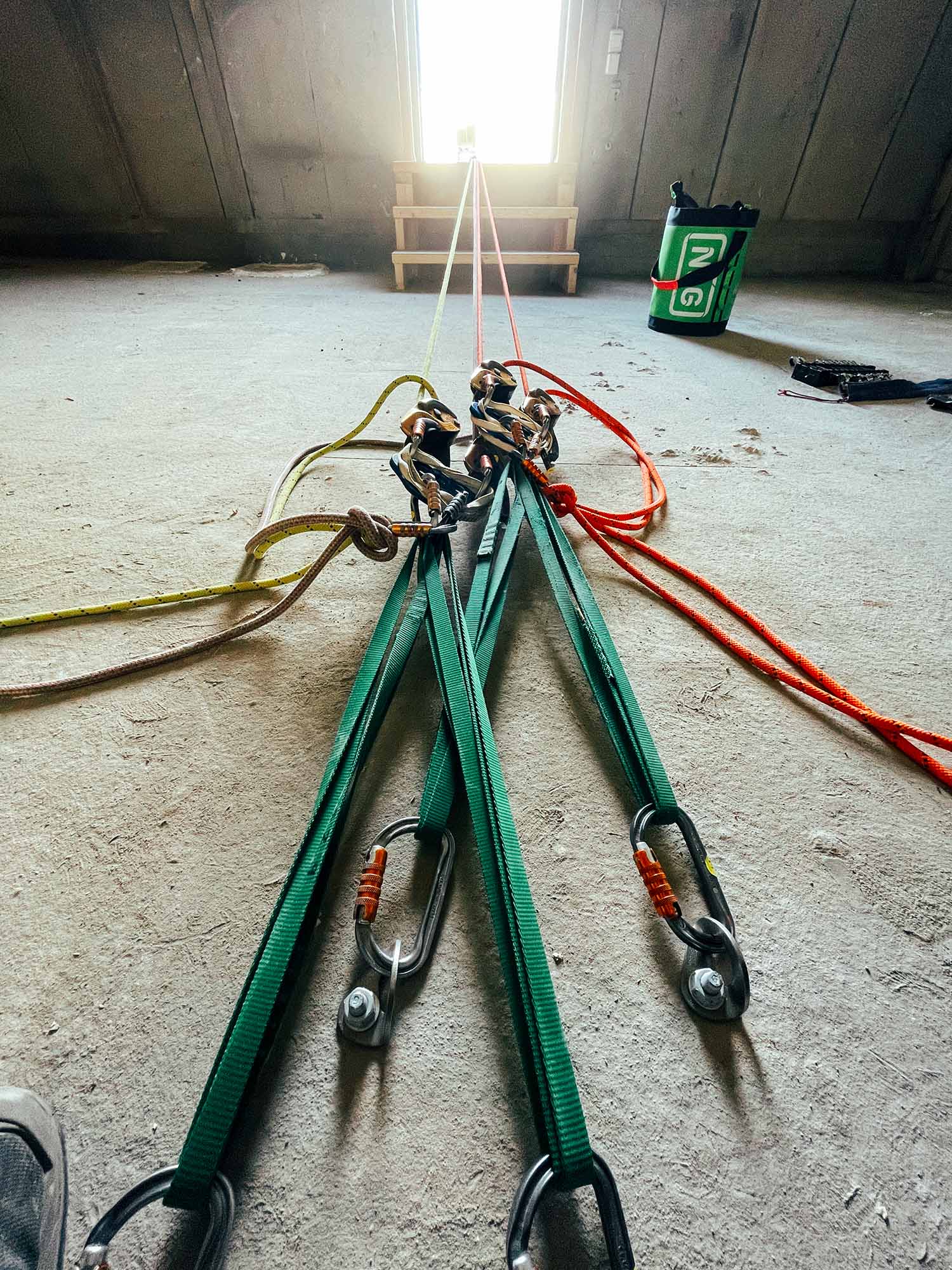 närbild på selar som används vid rope access